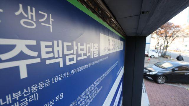 '영끌'이 매년 소비 0.4%p 줄여…