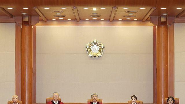 13세 미만 아동 강제추행에 5년 이상 징역형…헌재 