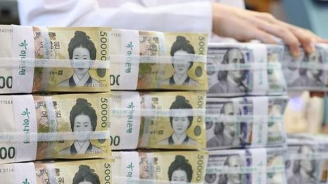 1500원 위협하는 고공행진 환율에···기업 달러예금, 한 달 새 21% 늘어