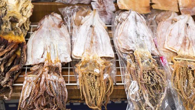 '그냥 먹어도 되는지 찝찝한데..' 남녀노소 인기 간식, 마른 오징어 표면에서 쉽게 볼 수 있는 '하얀 가루' 정체