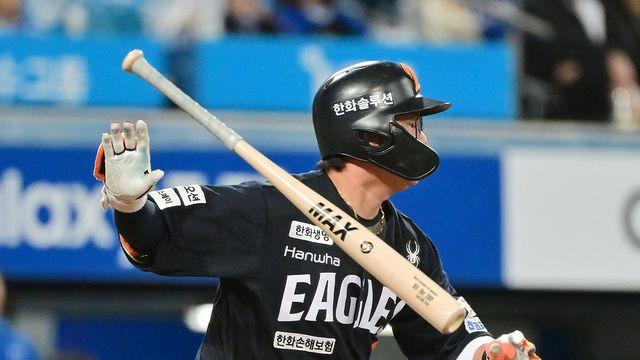 '넉살 좋은' 한화 1R 신인, 프로 첫 캠프에서 '11년 선배' 이도윤 방망이 얻어낸 사연