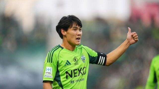 [STN 현장] ‘전북 원클럽맨의 은퇴→25번 영구결번’ 최철순, “다부진 선수라는 말 지킨 것 같아”