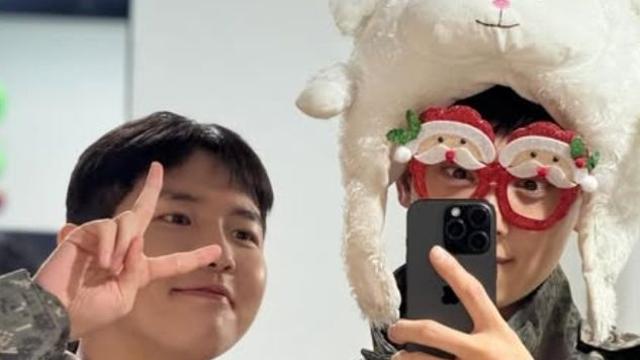 [IS하이컷] 차은우, 양 모자+산타 안경…김재환과 비주얼 투샷