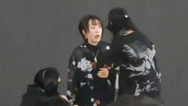 ‘원피스’ 주제가 불렀던 日 가수, 상하이서 노래 중 퇴장 조치 [왓IS]