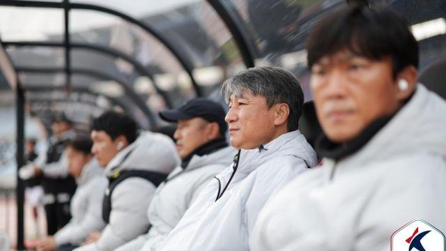 ‘꼴찌→PO 진출’ 전경준 감독 “한계 부딪히지 않으려면 선수 더 필요해” [IS 부천]