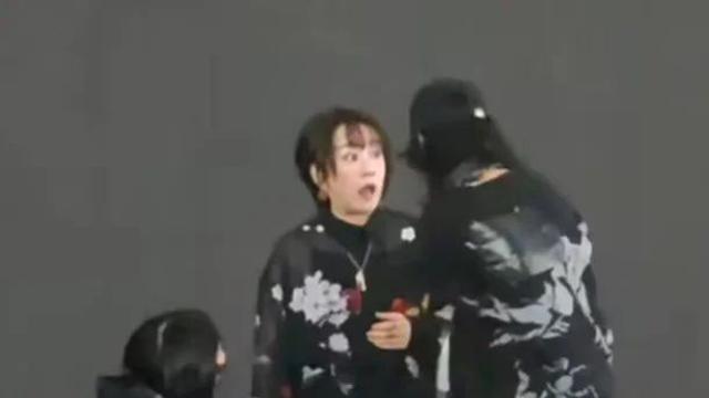 무대 중 조명 꺼지고 퇴장…일본 아티스트, 中 활동 ‘빨간불’ [소셜in]