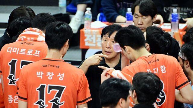 프로배구 OK저축은행, 우리카드 꺾고 시즌 첫 연승… 4위로 점프