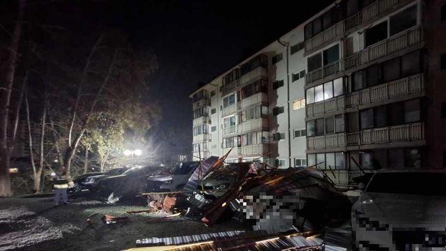 속초서 강풍에 날아든 지붕 구조물에 주차장 차량 6대 파손