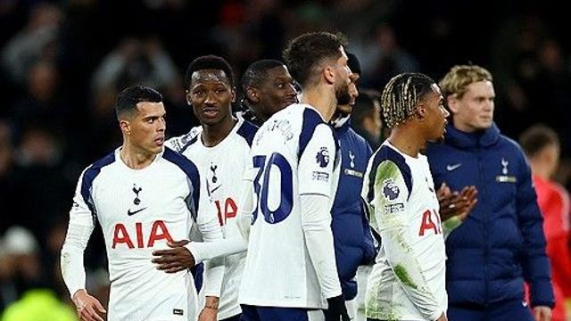 '손흥민에게 꾸중 들었을 텐데' 토트넘 붕괴 직전…팬들에게 박수 보낸 베리발, 그런데 그를 야단 친 페드로 포로→팀이 무너졌다