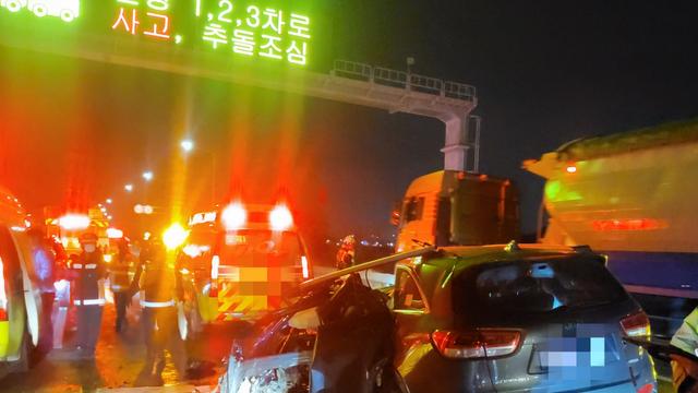 평택제천고속도 송탄 쉼터 인근 SUV·화물차 추돌…4명 부상