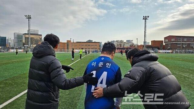 축구공 하나로 하나 된 그날…수원 녹색 잔디밭 위의 '진짜 어울림'