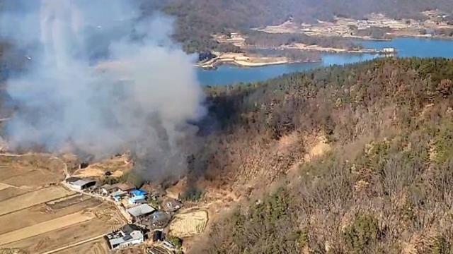 경북 상주 야산서 불…소방헬기 12대 투입해 진화 중