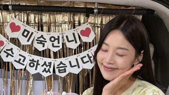 한지혜 물오른 미모…케이크 들고 활짝