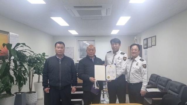 화성서부경찰서 음주단속 중인 경찰관 치고 도주하는 차량 막은 버스 기사에 감사장 수여