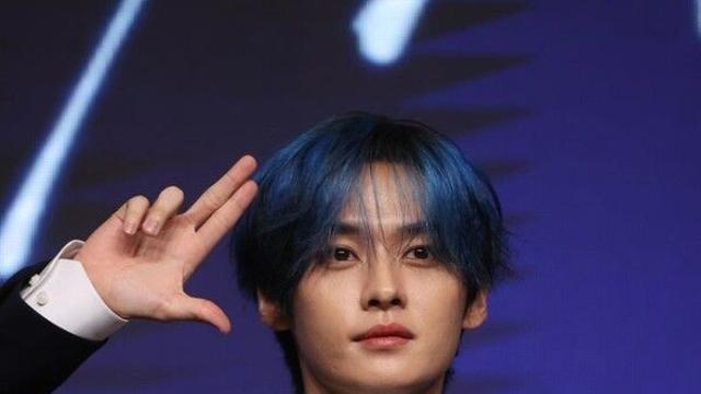 스트레이 키즈 리노, '2025 마마 어워즈' 무대 직후 발목 부상... 