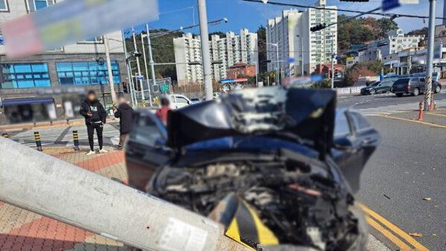 울산 중구서 60대 몰던 승용차 전신주 충돌…480가구 정전