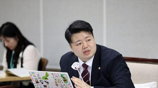 배지환 수원시의원, 배구 시청자 몰입 방해하는 형광 배구코트 문제 지적