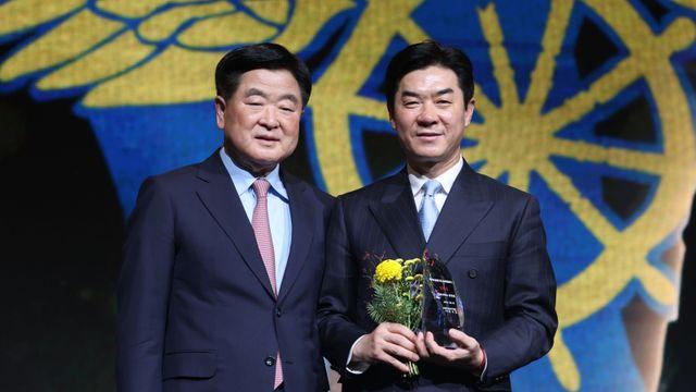 ‘K리그 1·2 제패’ 새 역사 쓴 윤정환 감독 “팬들의 ‘정신 차려’ 한 마디가 큰 힘…어머니께 감사하다” [IS 현장]