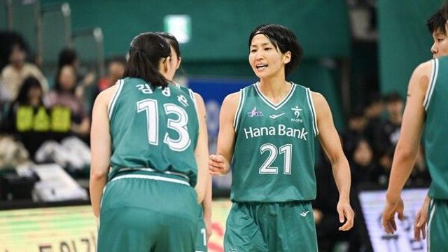 '사키 전 소속팀 상대 맹폭!' 하나은행, BNK 60-49로 꺾고 공동 선두 도약