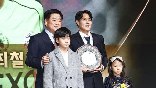 '전북 원클럽맨' 최철순, 20년 선수 생활 은퇴 기념 공로상 수상