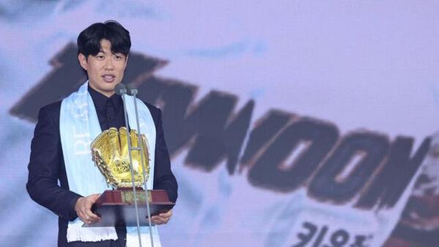 송성문, 선수들이 뽑은 '올해의 선수'…원태인·강민호 '베스트 배터리'