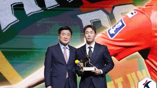 [K리그 시상식] ‘영플레이어상’ 강원 이승원 “유럽 진출이 목표, 소속팀에서 좋은 모습 보여야”