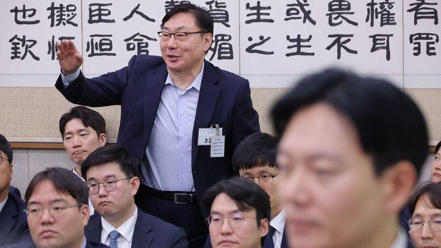 '이화영 회유 의혹' 변호사, 퇴직교도관 고소…