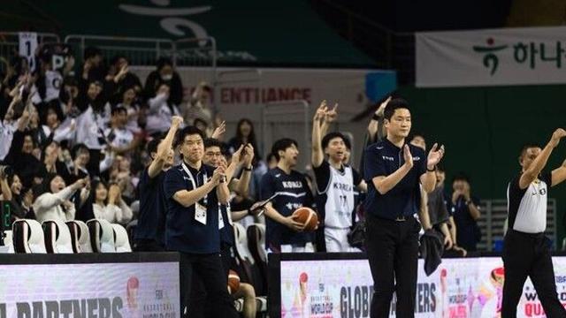'2연속 중국 제압' 남자 농구 전희철 감독 