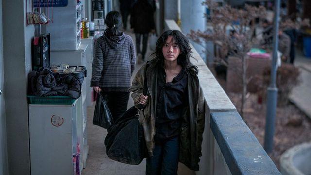 기존 포스트 아포칼립스와는 다르다…홍기원 감독 “생존 너머의 거래 다뤄” (‘콘크리트 마켓’)