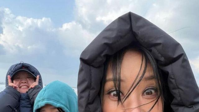 56세 엄정화 앞머리 젖은 채 열일…동안 미모 과시