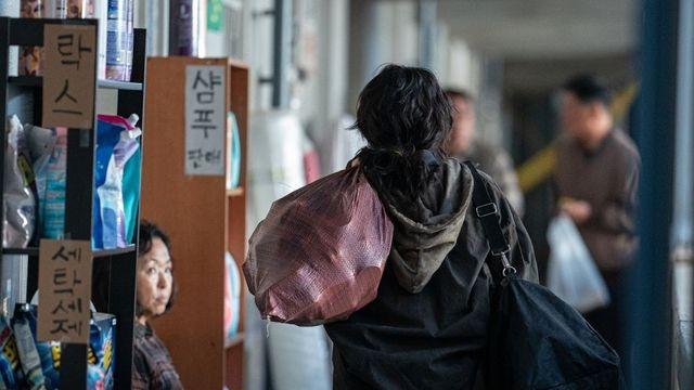 멸망한 세상, 다 자라지 못한 10대와 다 자라지 못한 ‘콘크리트 마켓’ [씨네:리포트]