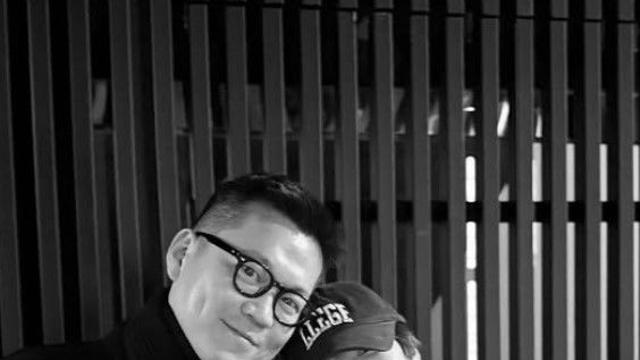 송혜교, 새 신랑 어깨 맞대고…