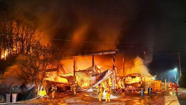 한밤중 용인 자동차 튜닝센터서 화재…강풍 타고 산불로 번져