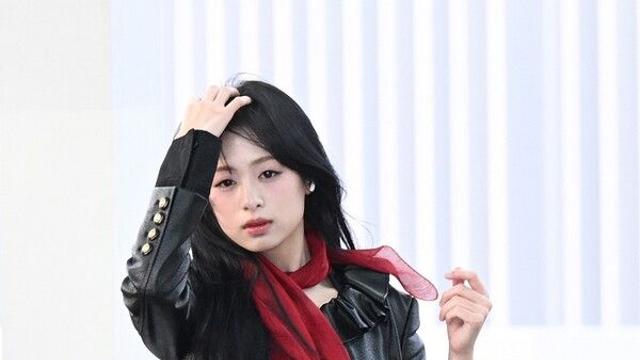 베이비몬스터 아현-파리타가 선택한 맥퀸 만타 백(Manta Bag)