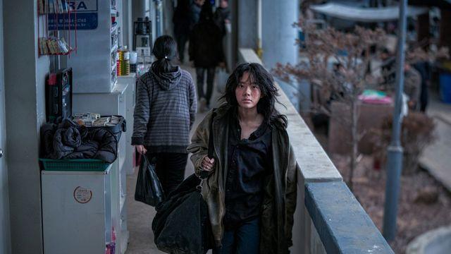 속이고 도망쳐 살아남아라…미래 사회, 생존 분투 그린 영화들