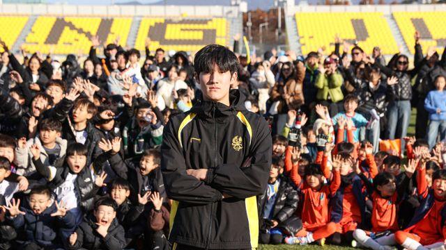 광주, '구단 역사상 첫 준프로' 김윤호와 프로 계약…