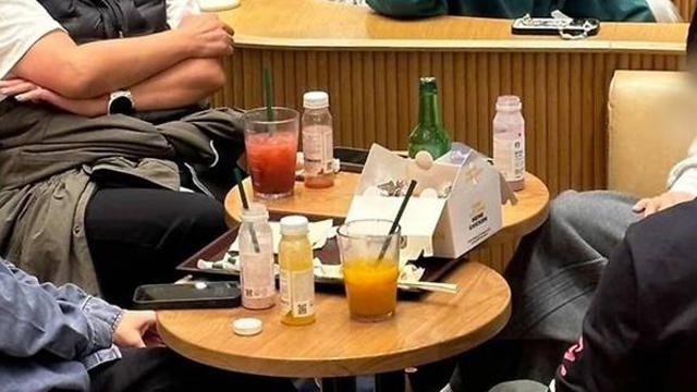 스타벅스서 치킨·소주 술판…또 중국 민폐 관광객