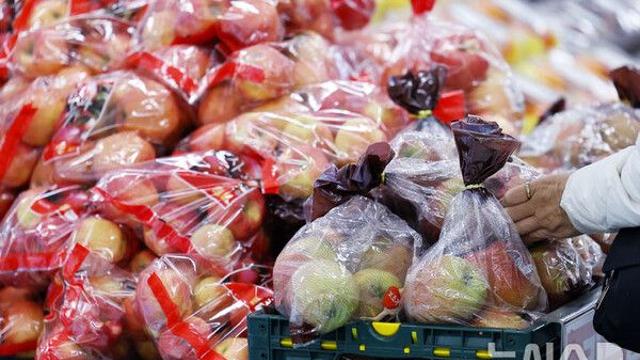 물가 두 달 연속 2.4%↑…고환율에 기름값·수입 먹거리 '껑충'(종합)