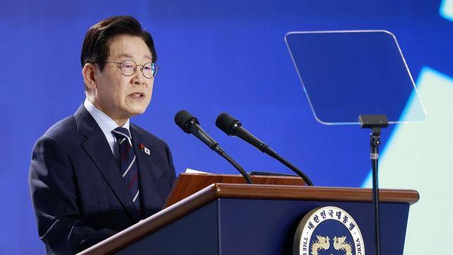 '비핵화' 대신 '핵없는 한반도'…당대회 앞둔 北에 화해 손짓