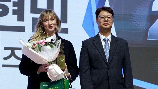 '588억 ML 대형 계약' 임박 폰세, 아내가 대신 조아제약 대상 수상…