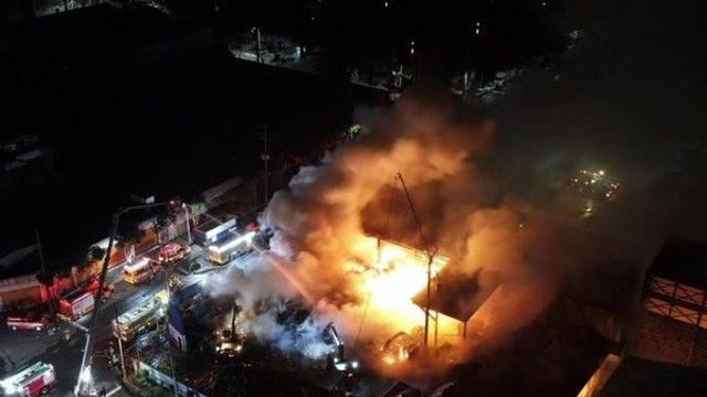 제주 토평공단 화재 12시간 째 계속...인근 건물까지 번졌다