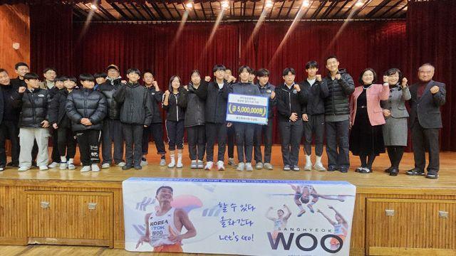 높이뛰기 은메달리스트 우상혁, 모교 대전송촌중 방문해 후배들 격려