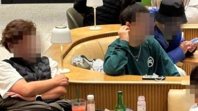 스타벅스서 치킨에 소주 마시는 中 관광객...누리꾼 '경악'