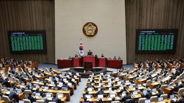 728조원 예산안 국회 본회의 통과…5년 만에 법정 시한 지켰다