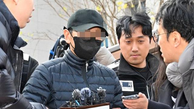 “승객들에게 죄송” 신안 여객선 좌초 선장, 구속영장 심사 출석···첫 공개 석상서 ‘사과’