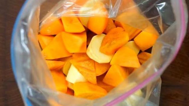 딱딱한 감을 썰어 '지퍼백'에 넣으면, 홍시 기다릴 필요 없어집니다