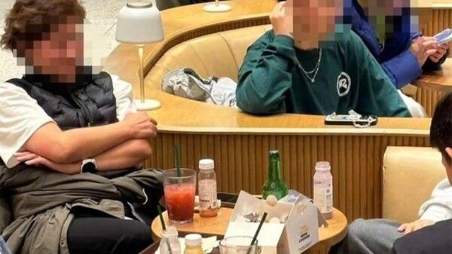 스타벅스서 소주에 치킨…