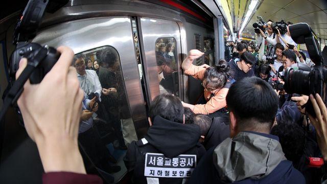 전장연 지하철 시위 예고…서울교통공사 “불법행위 시 현행범 체포 요청”