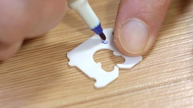 식빵 봉지 묶는 데 쓰는 '이 도구'를 이젠 화장대에 놓아 보세요