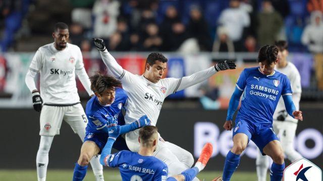 수원 ‘30주년 승격 드라마’, 첫 장부터 틀어졌다…제주에 0-1 패